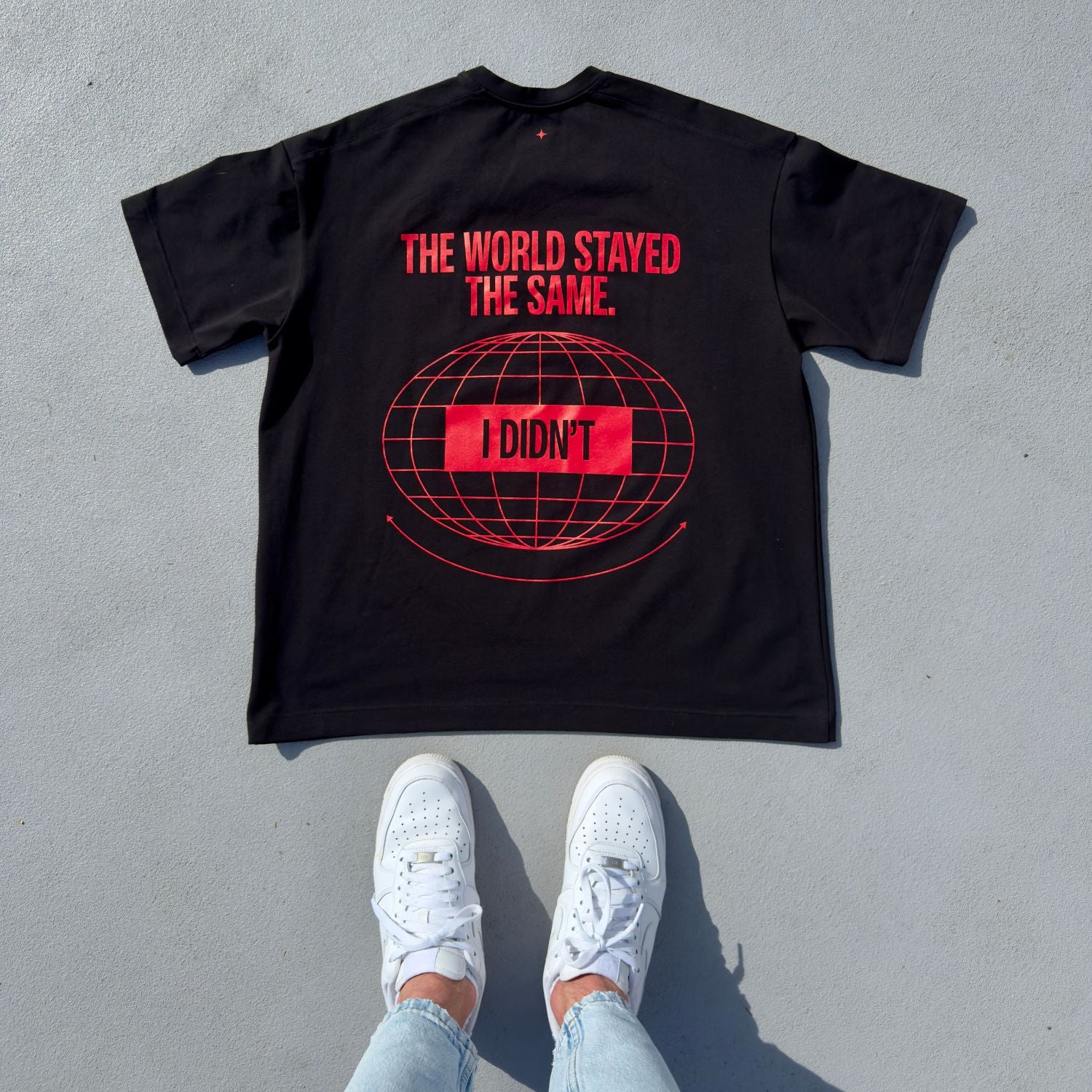THE WORLD STAYED THE SAME - Černé tričko