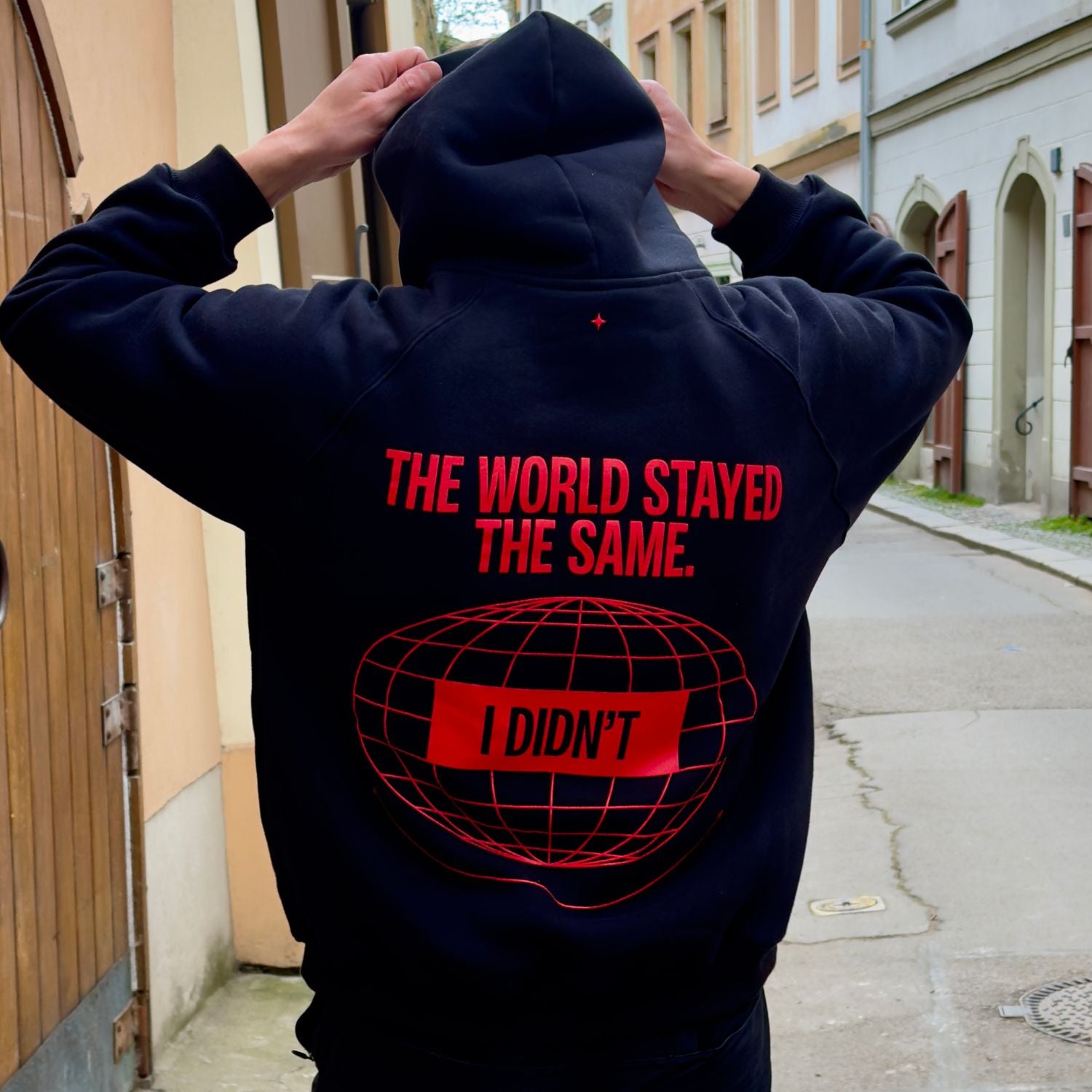 THE WORLD STAYED THE SAME - Černá mikina