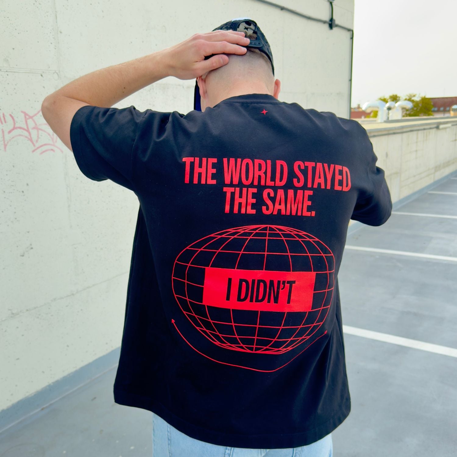 THE WORLD STAYED THE SAME - Černé tričko
