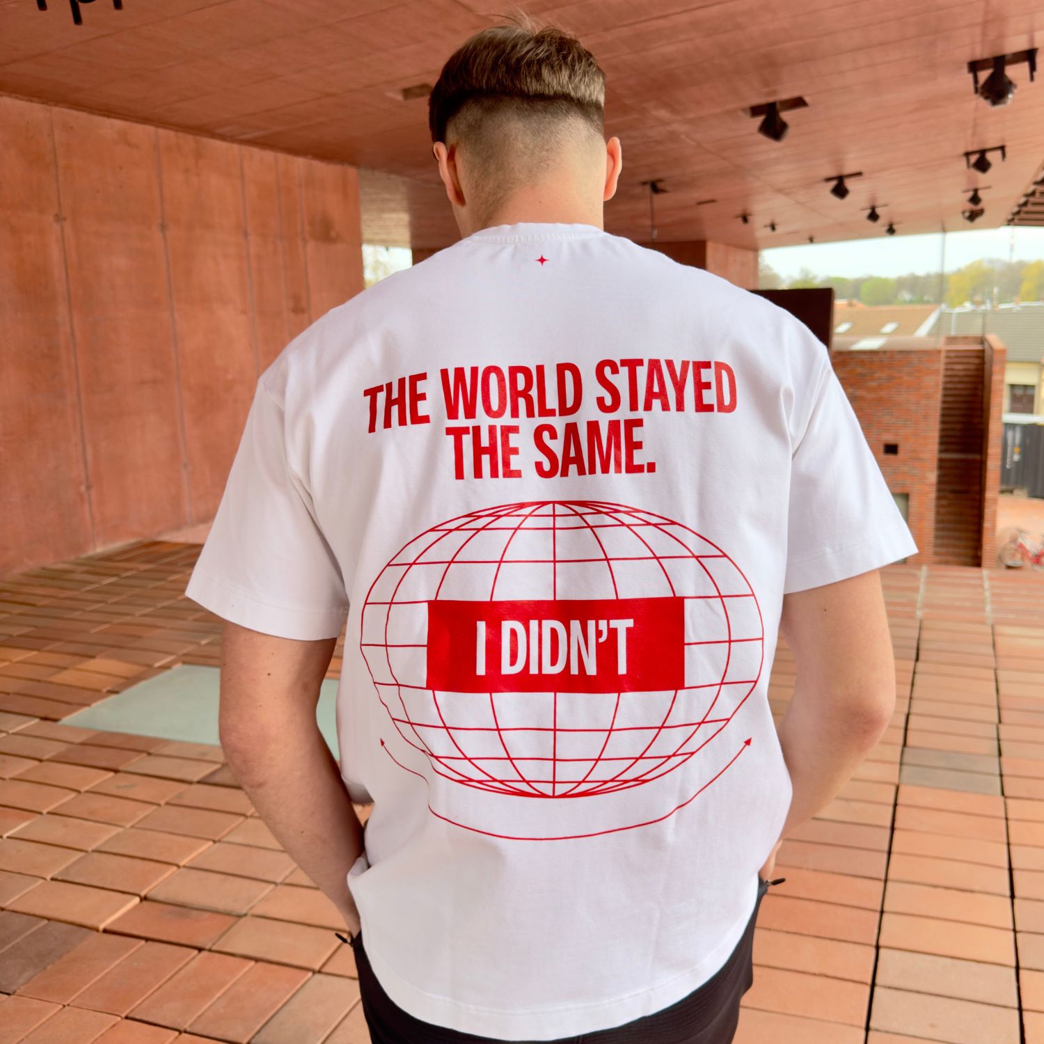 THE WORLD STAYED THE SAME - Bílé tričko